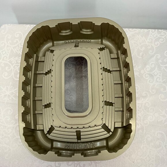 Nordic Ware Stadium-Shaped Cake Pan 9-Cup Capacity - Picture 3 of 6